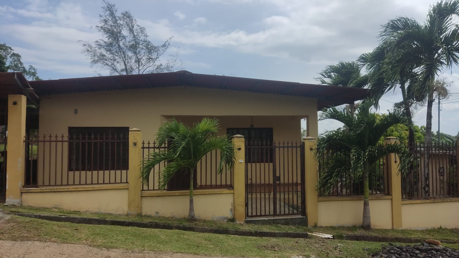 casa reposeída en Arraiján Nuevo Emperador fachada