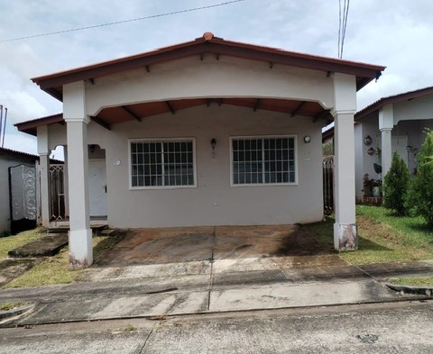 casa reposeída en Arraiján Brisas del Golf con patio