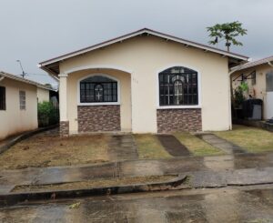 casa reposeída en Arraiján Playa Dorada fachada