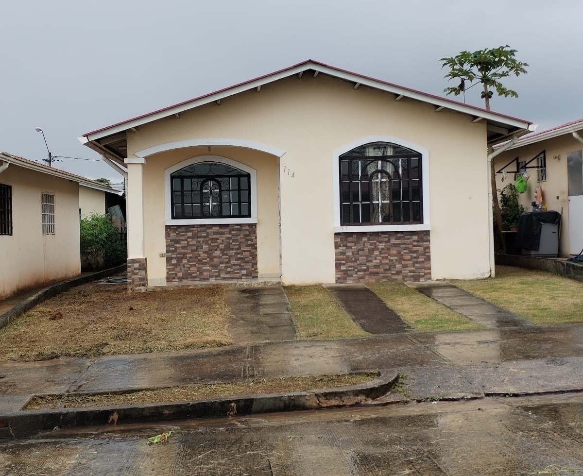 casa reposeída en Arraiján Playa Dorada fachada