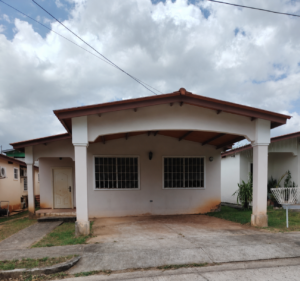 casa reposeída en Arraiján Brisas del Golf 2 estacionamientos fachada