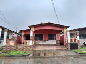 casa reposeída en Arraiján Brisas del Golf fachada