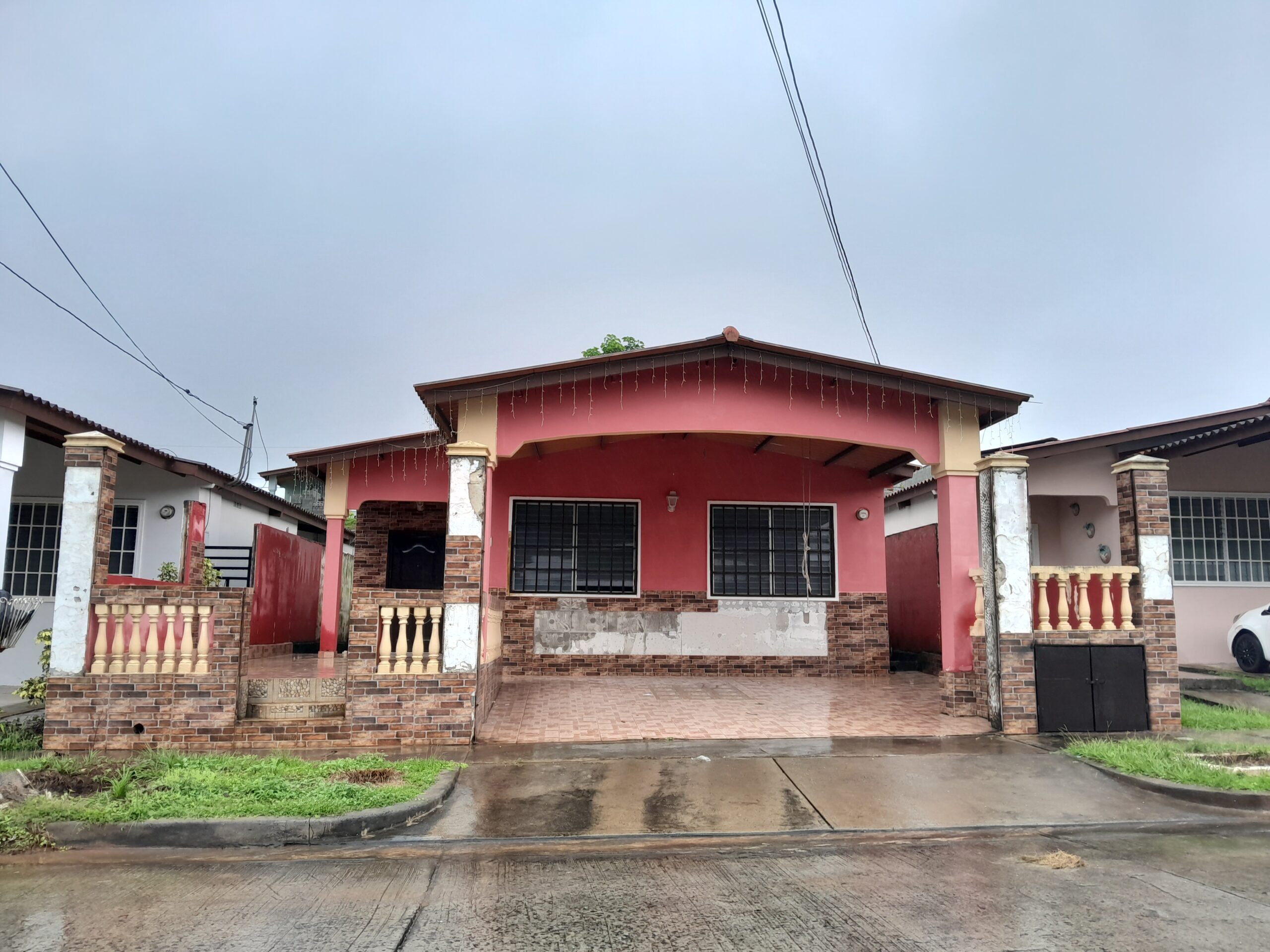 casa reposeída en Arraiján Brisas del Golf fachada
