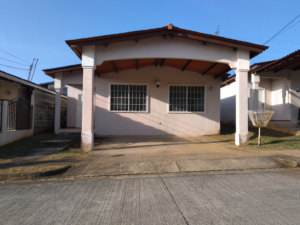 casa reposeída en Arraiján Brisas del Golf terreno amplio 341 m²