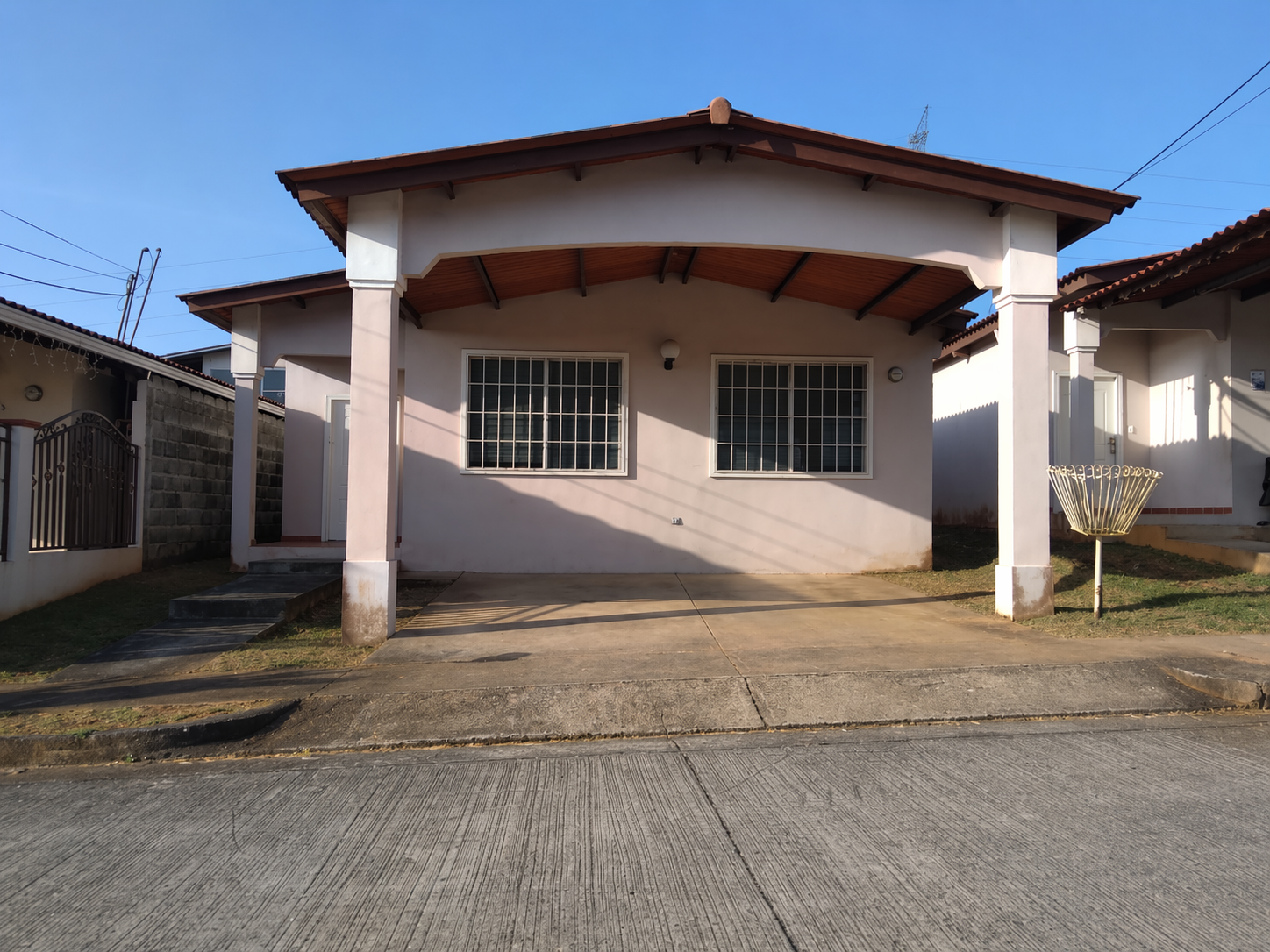 casa reposeída en Arraiján Brisas del Golf terreno amplio 341 m²