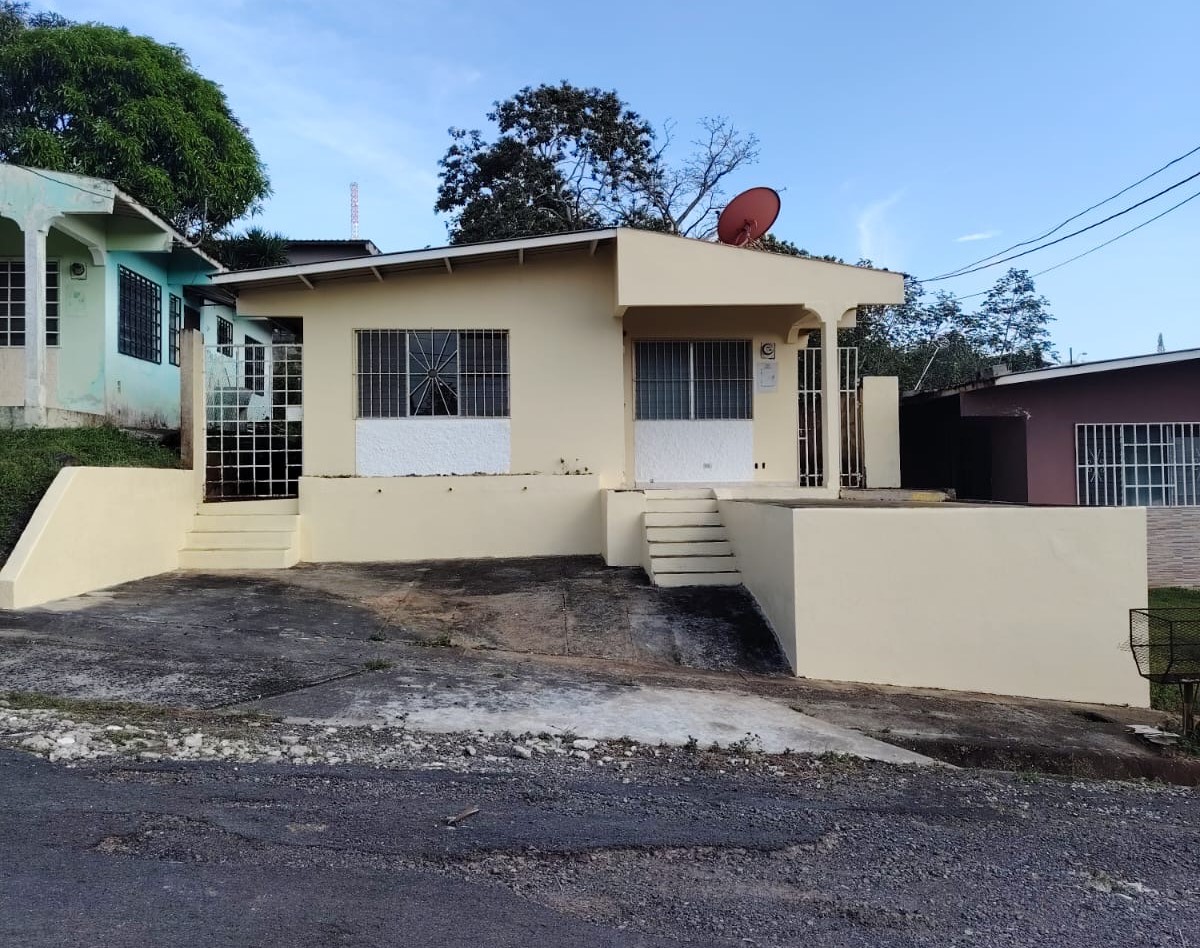 casa reposeída en Chorrera Jardines de Mastranto fachada