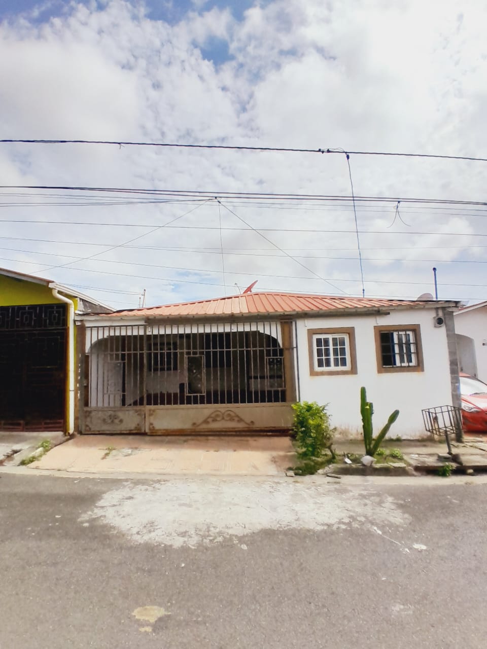 casa reposeída en Chorrera Valle Dorado fachada