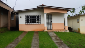 casa reposeída en Chorrera Los Flamingos fachada