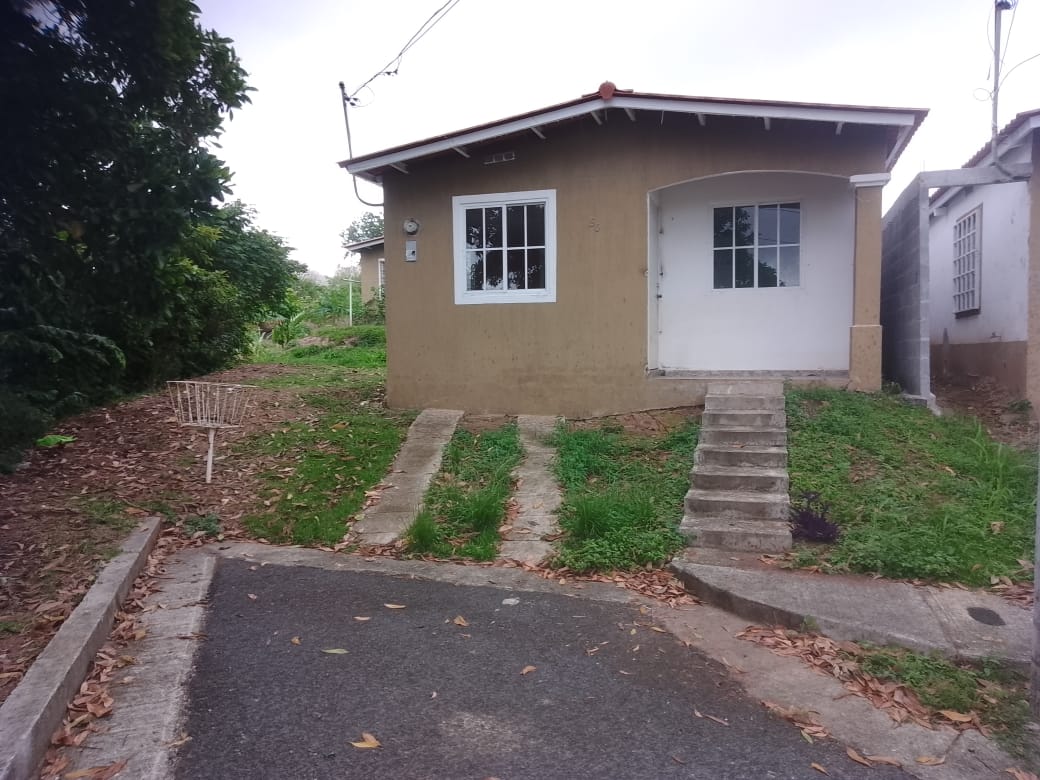 casa reposeída en Chorrera Colinas del Valle fachada