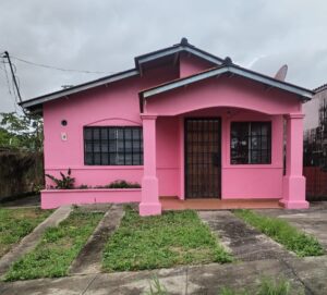 casa reposeída en Chorrera Los Flamingos fachada amplia