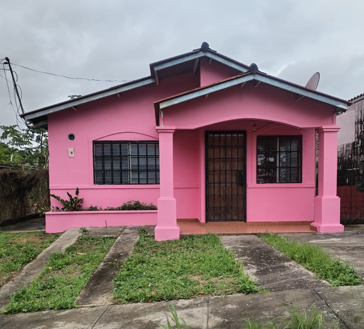 casa reposeída en Chorrera Los Flamingos fachada amplia