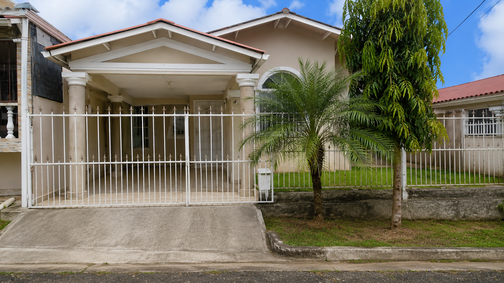 casa reposeída en Chorrera Mystic City modelo A fachada